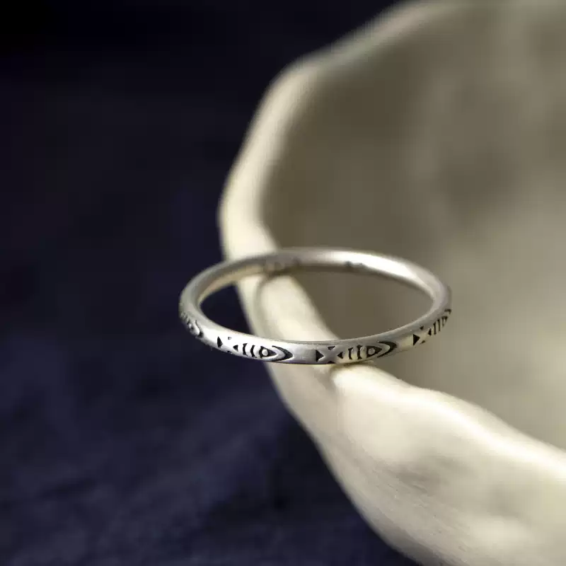 O1CN019jUQCc1IFkz6G0xDH_675790864.jpg_q50.jpg_ Fish-Pattern Silver-Tone Slim Band Ring product image