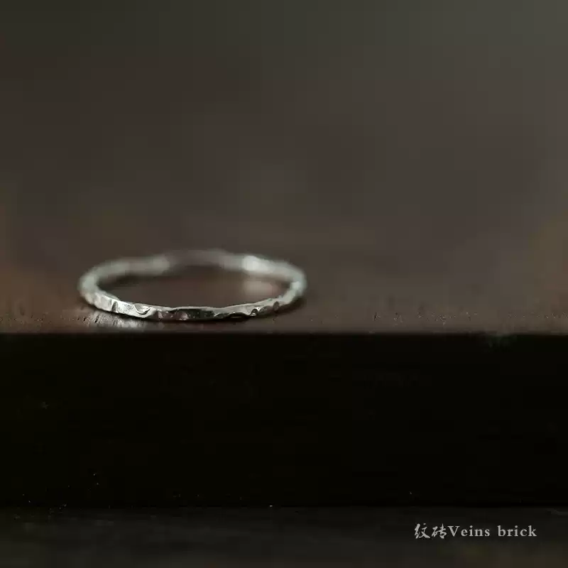 O1CN01nmZOTm1IFkpTro8N4_675790864.jpg_q50.jpg_ Slim Hammered Closed Band Ring in 925 Silver product image